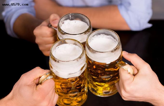 白酒和啤酒，哪个对身体的危害大？忠告：喝酒要注意2个“禁忌”